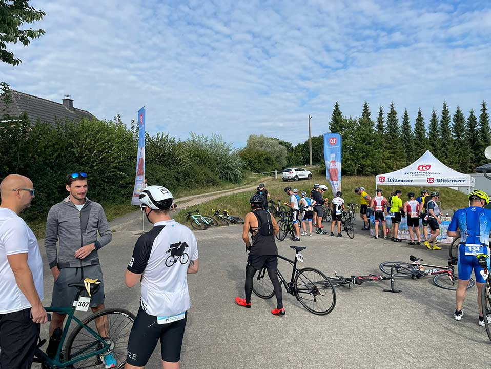 Der erste Checkpoint des Schleswig-Holstein Triathlons befindet sich auf dem Firmengelände der Wittenseer Quelle.