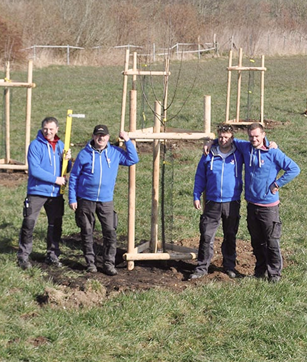 Die Mitarbeiter der Wittenser Quelle arbeiten auf der Streuobstwiese