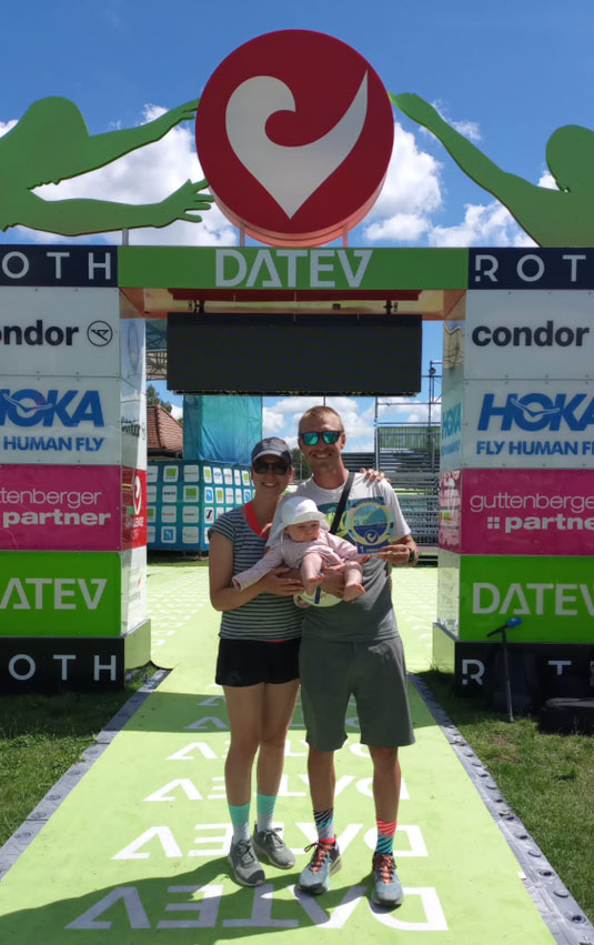 Leif im Ziel der Challenge Roth mit Familie