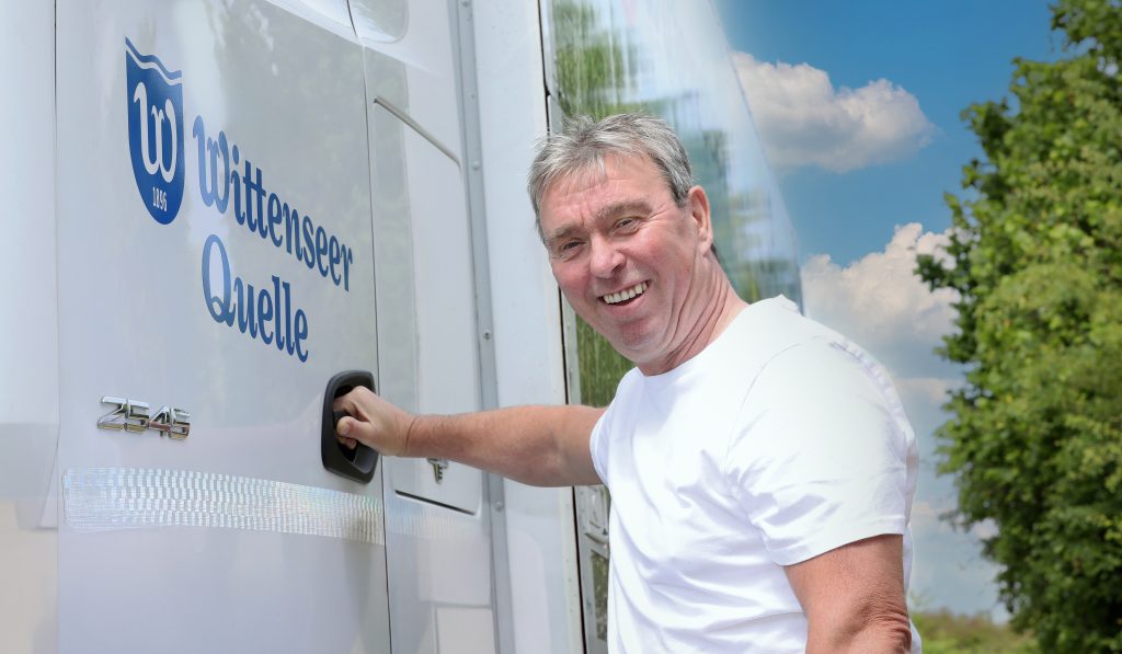Fahrer steht an der Tür eines Wittenseer LKW 