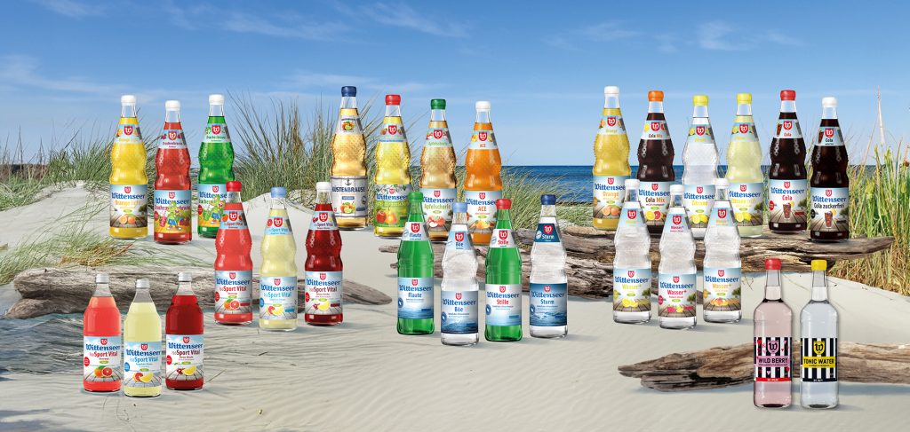 Wittenseer Sortiment am Strand. Megrweg-Glasflaschen.