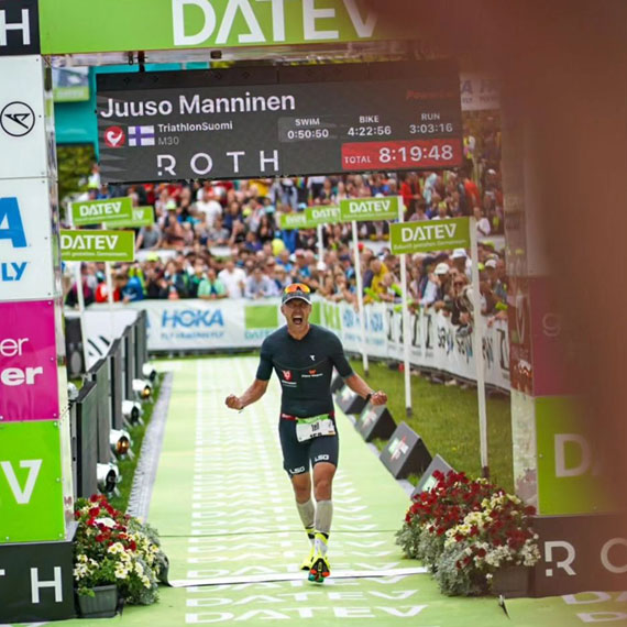 Leif jubelt im Zieleinlauf bei der Challenge Roth
