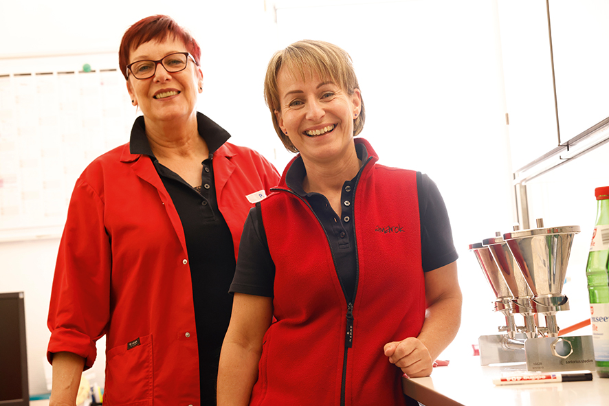 Zwei Mitarbeiterinnen im Hauseigenen Labor