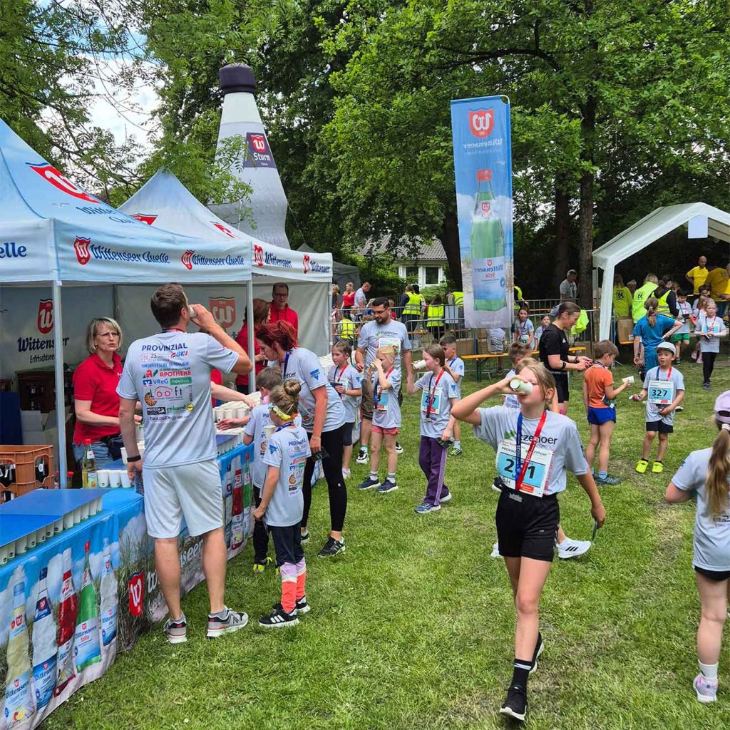 Kinder kommen vom Kinderlauf ins Ziel