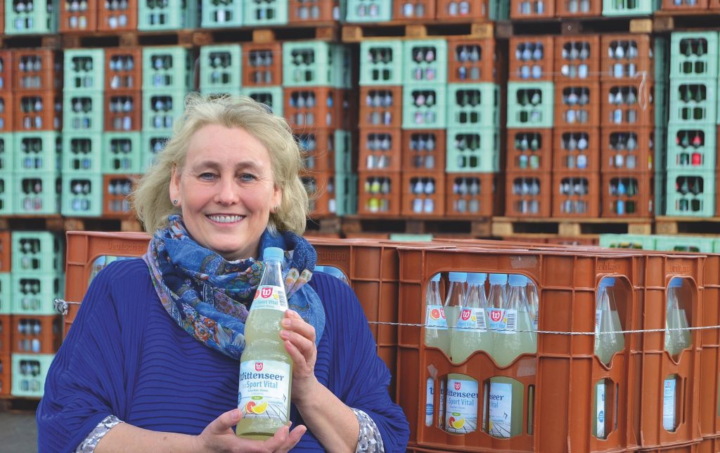 Sabine Blunck mit einer Flasche IsoSport Vital Grapefruit-Zitrone