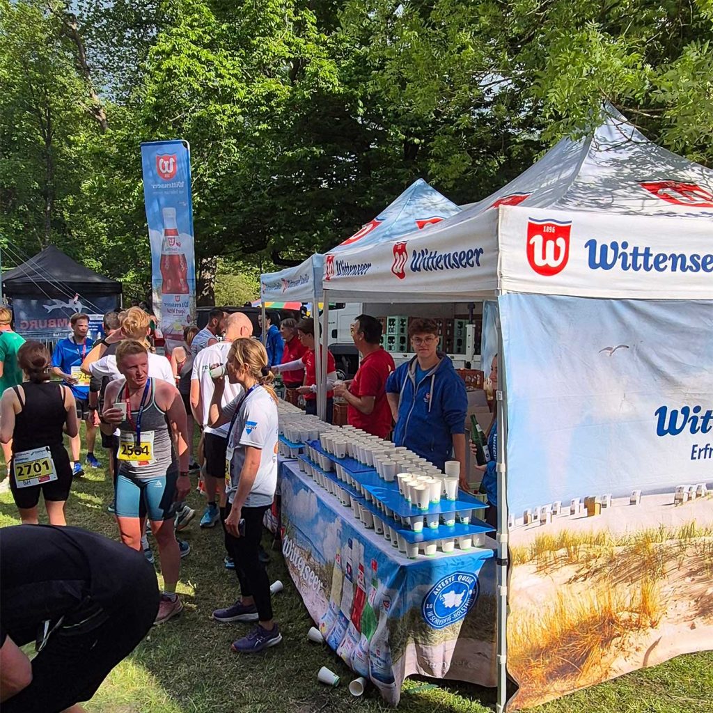 Itzehoer Störlauf 2025 im Zielbereich am Wittensser Stand