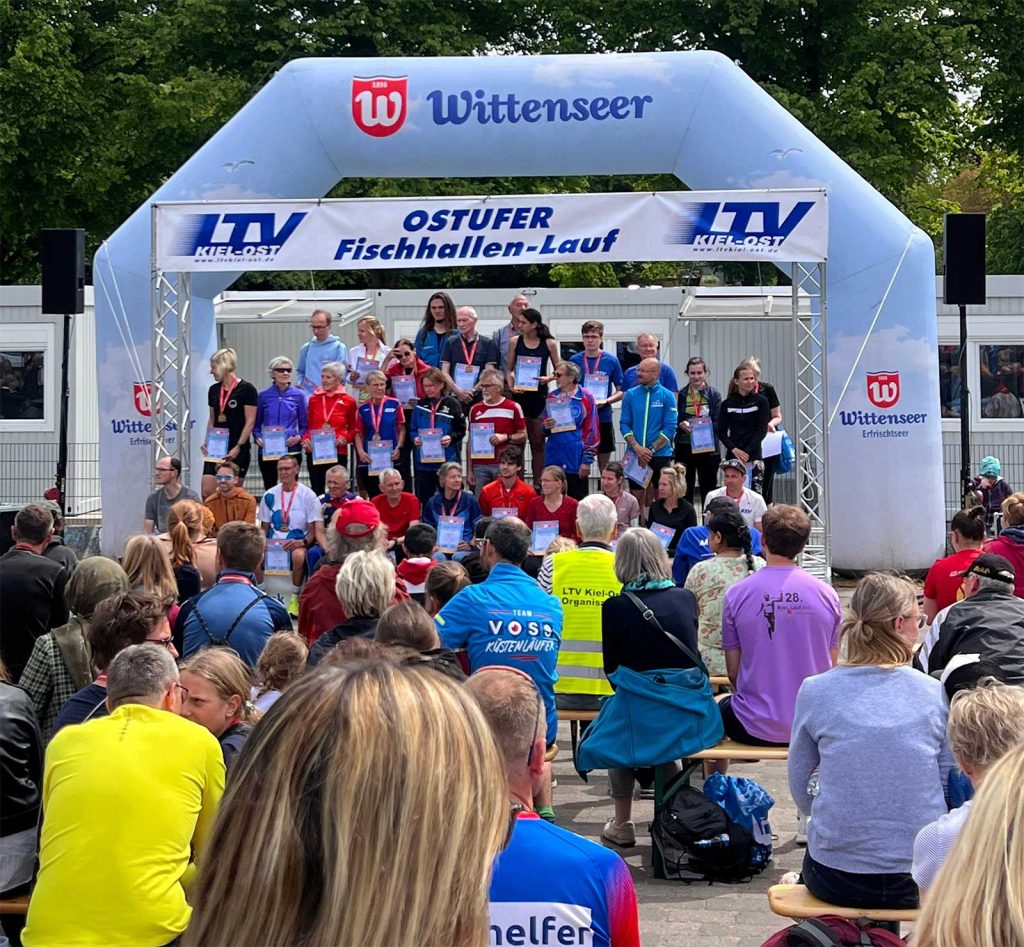 Siegerehrung beim Fischhallenlauf 2025