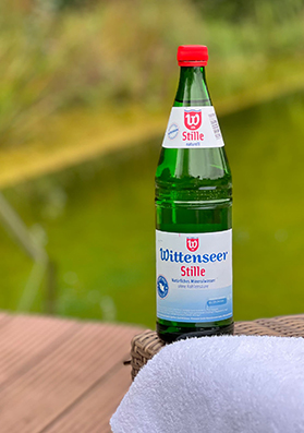 Flasche Stilles Wasser am Naturteich